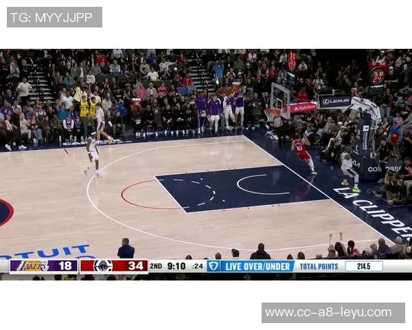 詹姆斯关键时刻暂停指挥队友成功防守上演致命抢断精彩瞬间